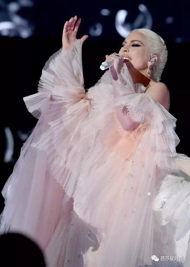 Rihanna的裙摆上有27.5万颗水晶，Gaga和打雷姐组团飞升上仙！
