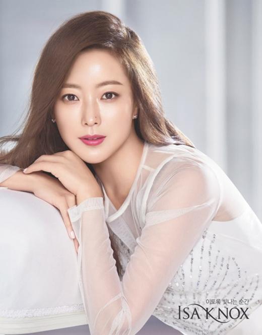 韩国女艺人 金喜善代言化妆品牌拍宣传照
