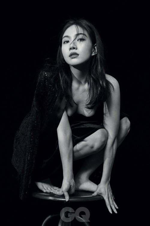 韩国女艺人 崔熙瑞拍杂志写真展性感魅力