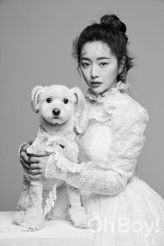 韩国女艺人 洪秀雅携宠物犬拍杂志写真