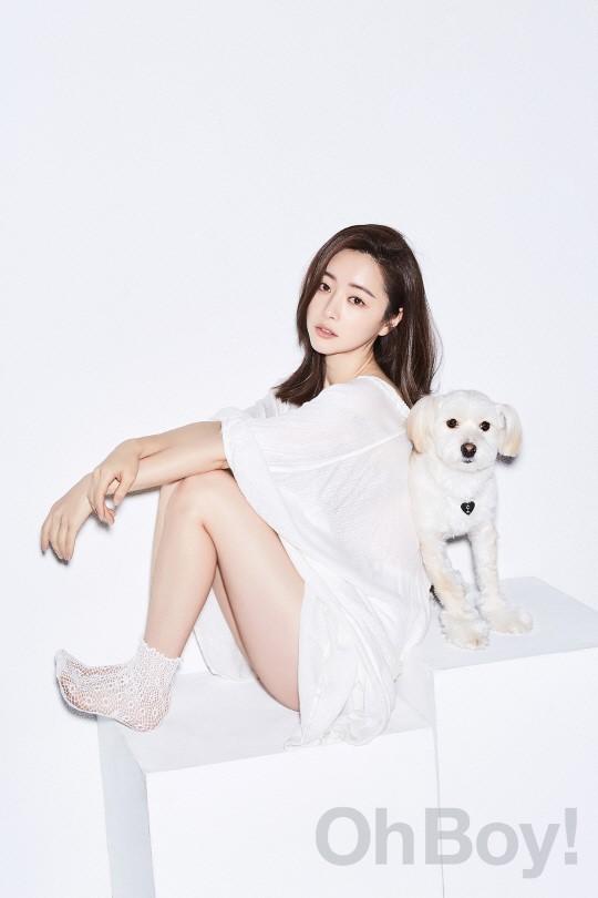 韩国女艺人 洪秀雅携宠物犬拍杂志写真