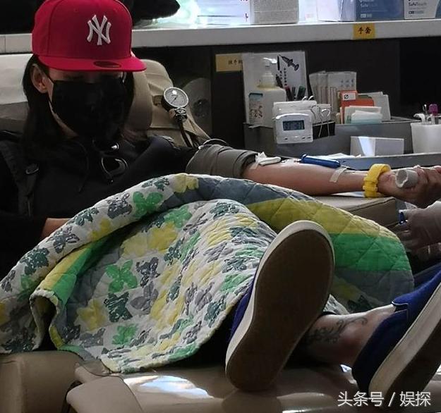 张柏芝晒献血照片 网友却帮她看起了手相