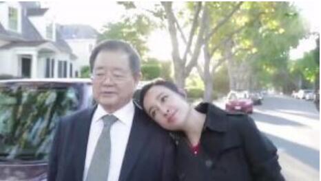 60岁的刘晓庆和老公合影，看着就像20岁的少女