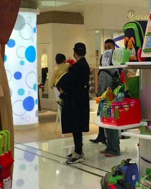 黄晓明夫妇带儿子回青岛过年被偶遇 baby因穿的一双鞋又引起争议