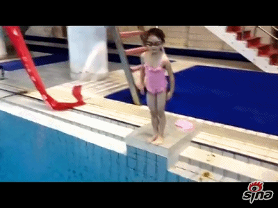 叶一茜晒森碟游泳视频，这泳姿简直是专业级别的啊！