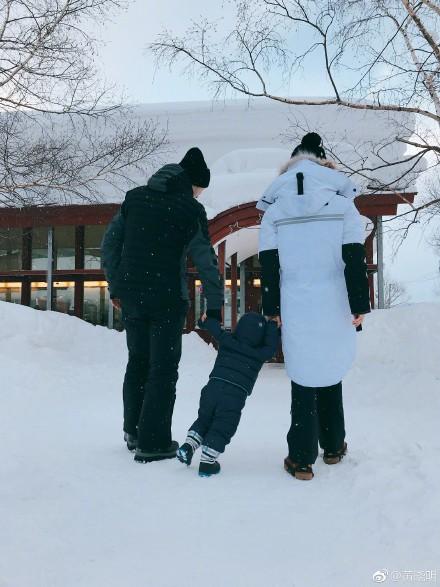 小海绵长高啦！Angelababy黄晓明带小海绵在雪地中学走路，很暖心