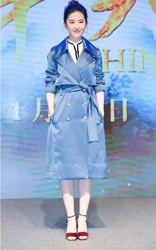 刘亦菲蓝色风衣又美成仙女，而且还很高，把黄圣依柳岩都比下去了