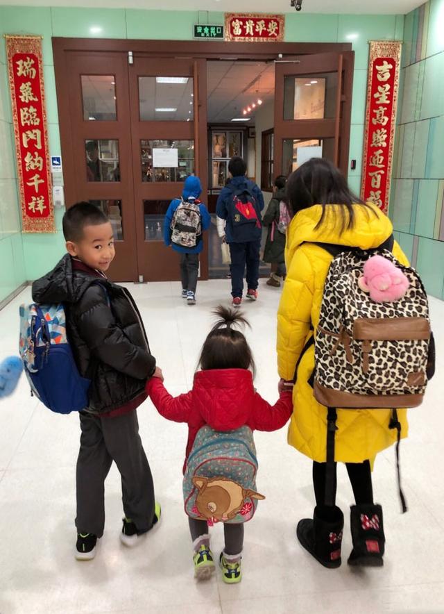 赵文卓老婆元宵节一起陪小女儿上幼儿园，大女儿长腿和颜值抢镜！