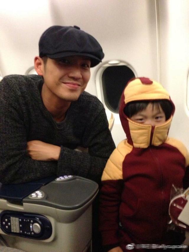 林志颖老婆晒小Kim与钟汉良叔叔在飞机上的合照，大小男神都很帅