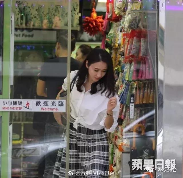46岁TVB冻龄女神素颜外出，网民：白衬衫因你而闪耀！