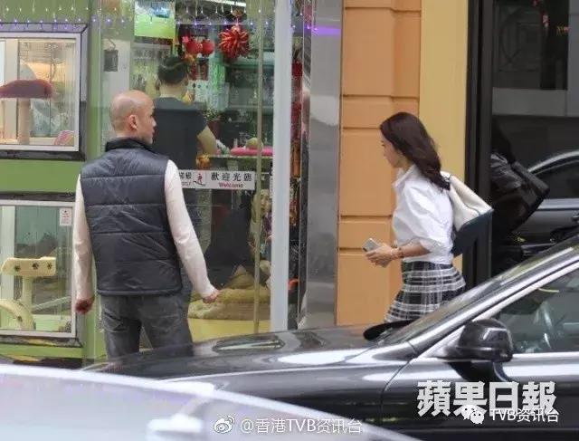 46岁TVB冻龄女神素颜外出，网民：白衬衫因你而闪耀！