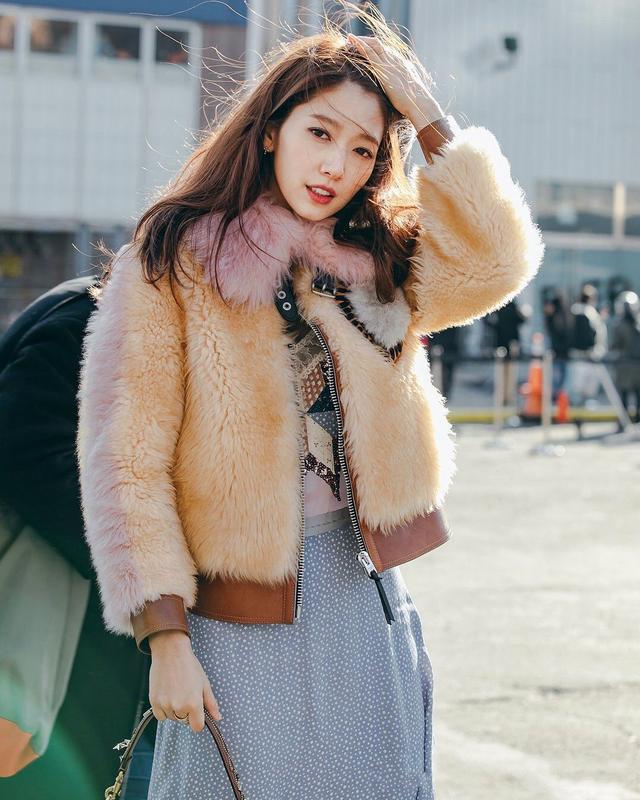 韩国初恋女神朴信惠，大方坐周董衣服，回应：因为怕冷！