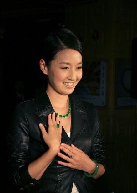 刘嘉玲穿花裙子被嘲土，但她手上的翡翠戒指才是重点啊