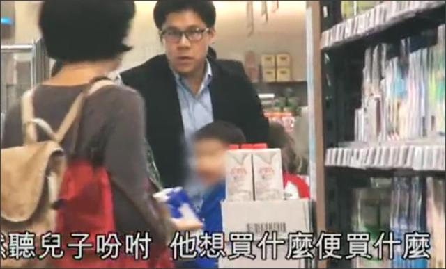 霍启刚独自带四岁儿子逛超市，第一件事就是买花送给太太郭晶晶