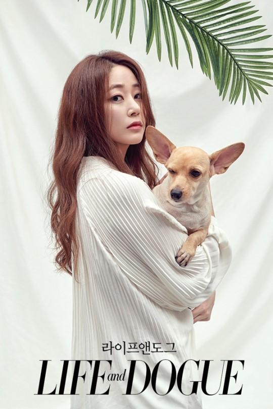 韩国女艺人 金孝珍携宠物犬拍杂志写真