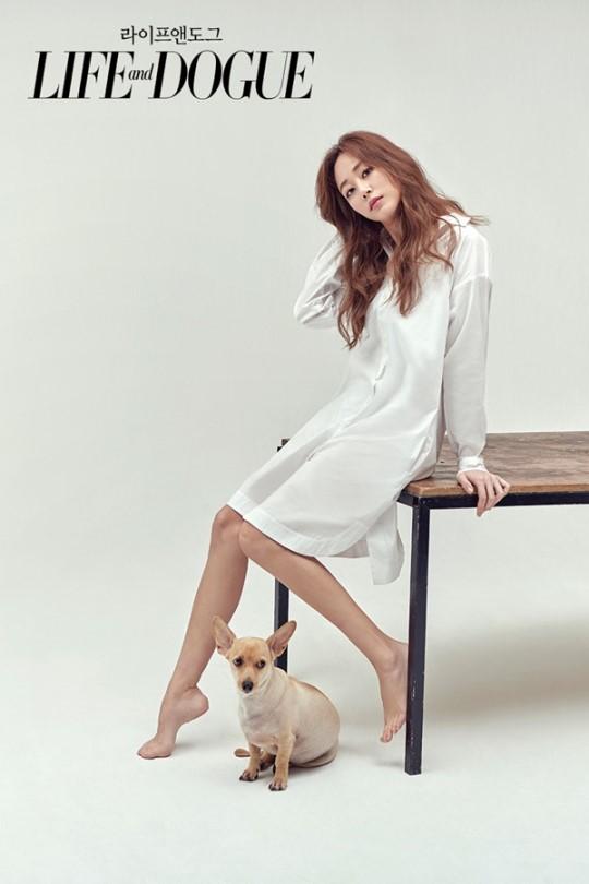 韩国女艺人 金孝珍携宠物犬拍杂志写真