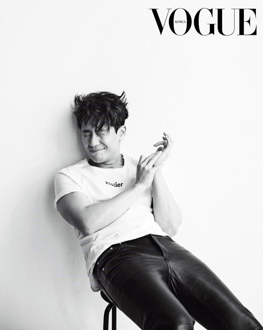 韩国艺人 申河均拍杂志写真展成熟男性魅力