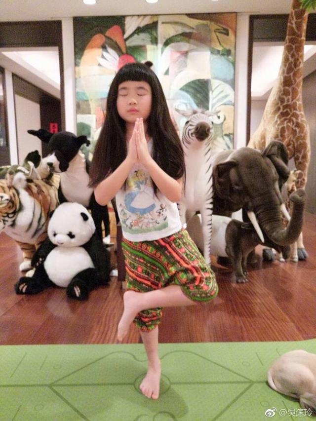 曹格老婆带女儿练瑜伽，网友：丸子头可爱，家里的动物园亮了！