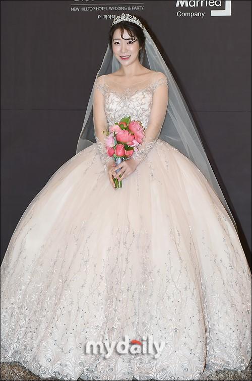 韩国女艺人 安素美与交往一年四个月男友结婚
