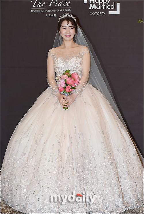 韩国女艺人 安素美与交往一年四个月男友结婚