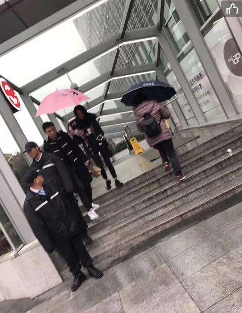 王思聪澳门搂妹子雨中漫步，打伞只顾着遮自己
