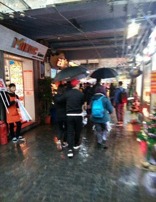王思聪澳门搂妹子雨中漫步，打伞只顾着遮自己