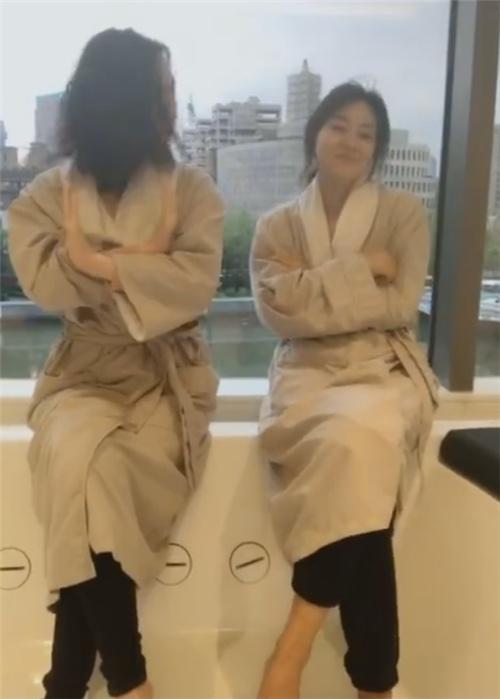 闫妮和女儿穿睡袍录视频，网友说以为是两姐妹