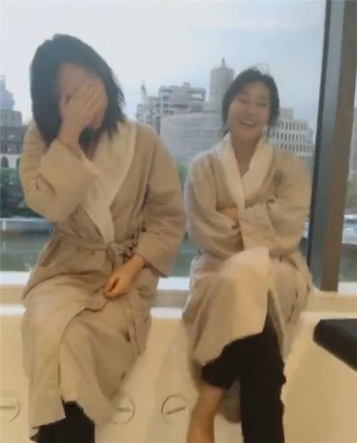 闫妮和女儿穿睡袍录视频，网友说以为是两姐妹