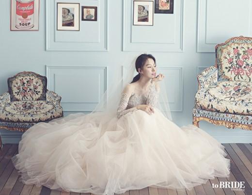 韩国女艺人李诗雅拍婚纱杂志写真秀清纯美貌