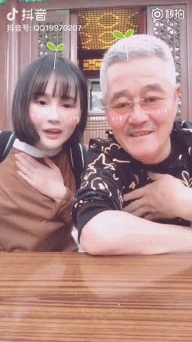 赵本山21岁女儿投资百万当老板，和父亲同框录视频父女情深