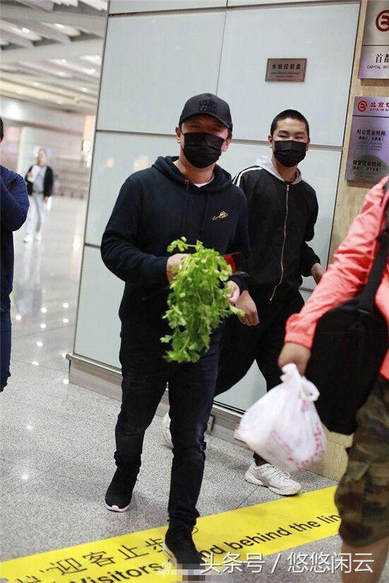 这届粉丝真皮：黄渤机场获赠粉丝礼物，左手玫瑰右手芹菜
