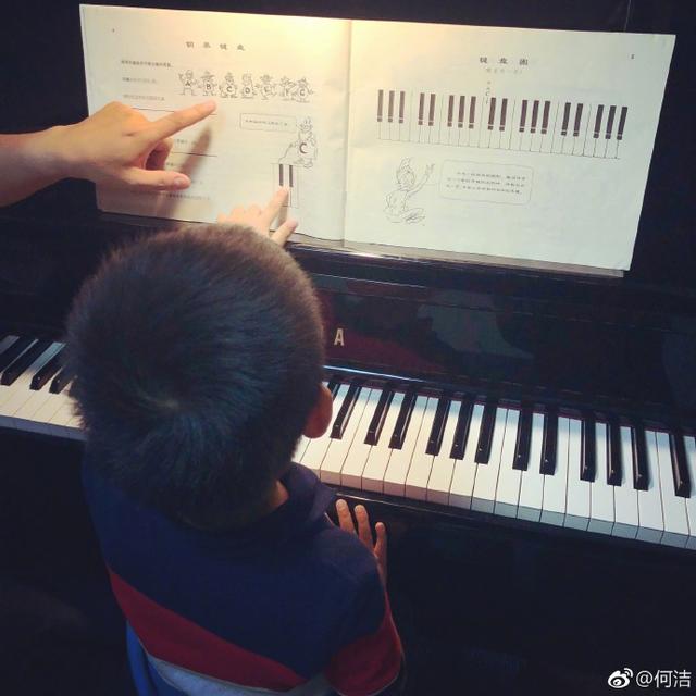 何洁独自陪儿子练钢琴让人心疼，她一句话又说尽离婚后的心酸！
