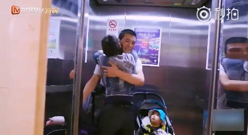 黄圣依和杨子在电梯亲亲抱抱，网友：这家人不熟