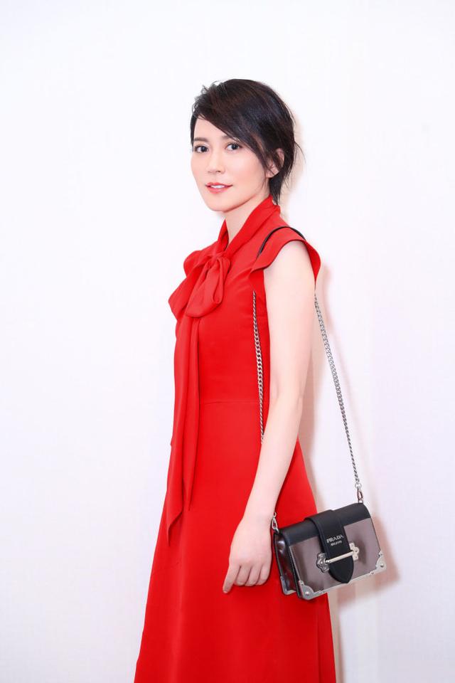 47岁俞飞鸿穿红裙摆拍照依然很美有气质，与袁泉合照谁更年轻？