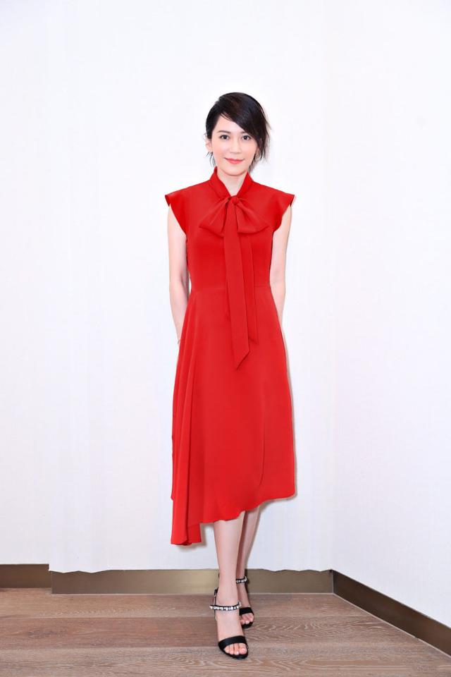 47岁俞飞鸿穿红裙摆拍照依然很美有气质，与袁泉合照谁更年轻？