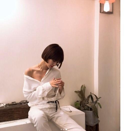 韩国女艺人 高俊熙社交网站发照香肩锁骨抢镜