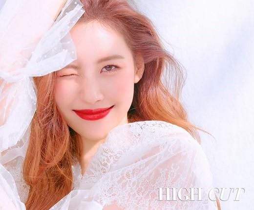 韩国女歌手宣美拍杂志写真 展清纯可爱魅力