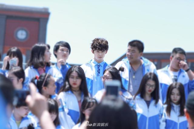 吴磊回成都参加毕业典礼，网友：真的不是来拍偶像剧的吗？