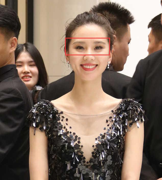 刘诗诗出席品牌活动，未p照的眼袋简直尴尬得不敢看！