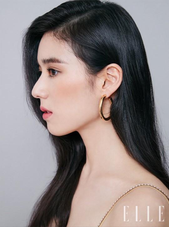 韩国女艺人 郑恩彩拍杂志写真美貌出众动人