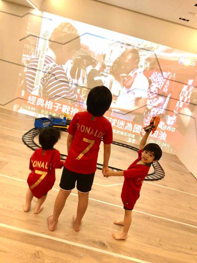 林志颖晒他家三个小帅哥晚上看世界杯球赛照，网友：穿上球衣挺酷