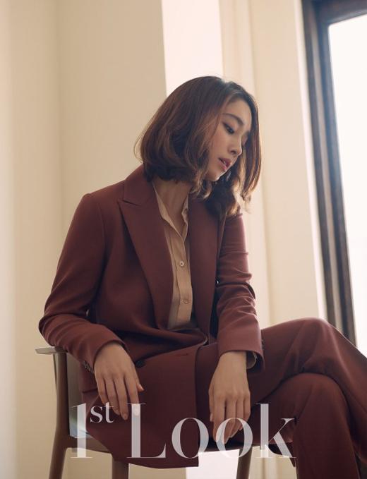 韩国女艺人 李珉廷拍杂志写真展成熟优雅魅力