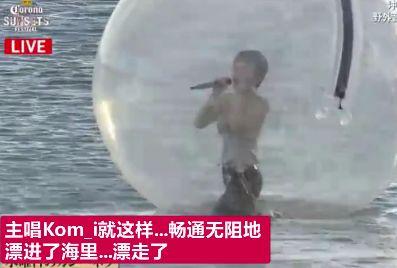 日本女主唱滚进海里还在坚持演唱，真是太敬业了！