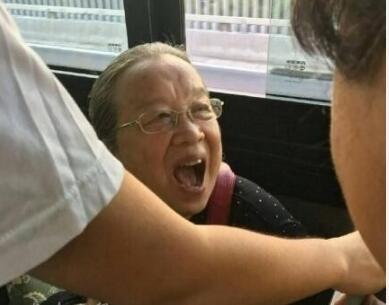 82岁的容嬷嬷李明启说话费力，身体近况引网友心疼