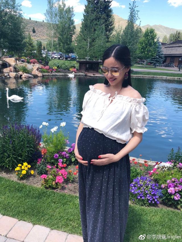 王力宏老婆李靓蕾挺着孕肚参加富豪活动，预产期曝光，在8月中！