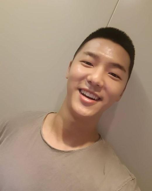 韩国男团CNBLUE成员 姜敏赫为参军剪短头发