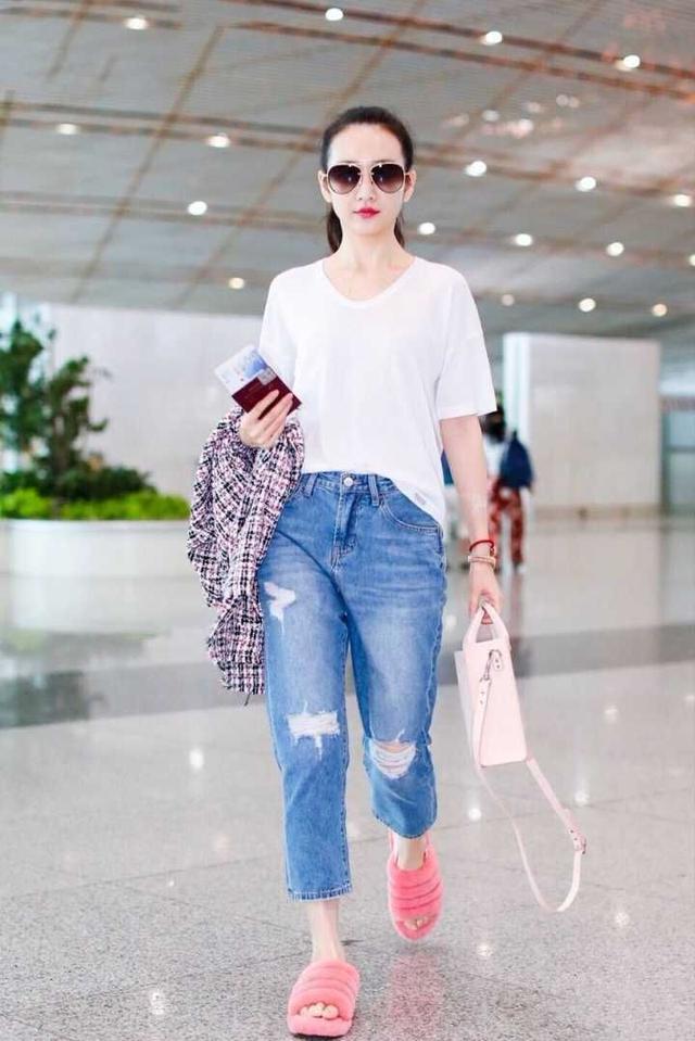 王鸥现身机场，一双粉色毛拖鞋异常抢镜，网友：这是混季节搭配？
