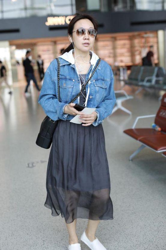 47岁闫妮参加活动大秀美腿，跟机场素颜的她判若两人