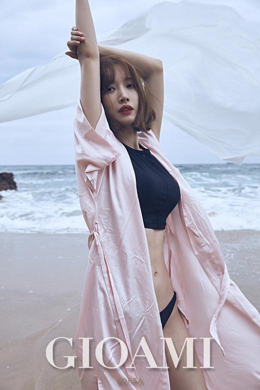 韩国 女艺人裴格林拍泳装照秀健美身材