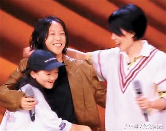 王菲带俩女儿上节目和周迅牵手同台：和谢霆锋同台还远吗？